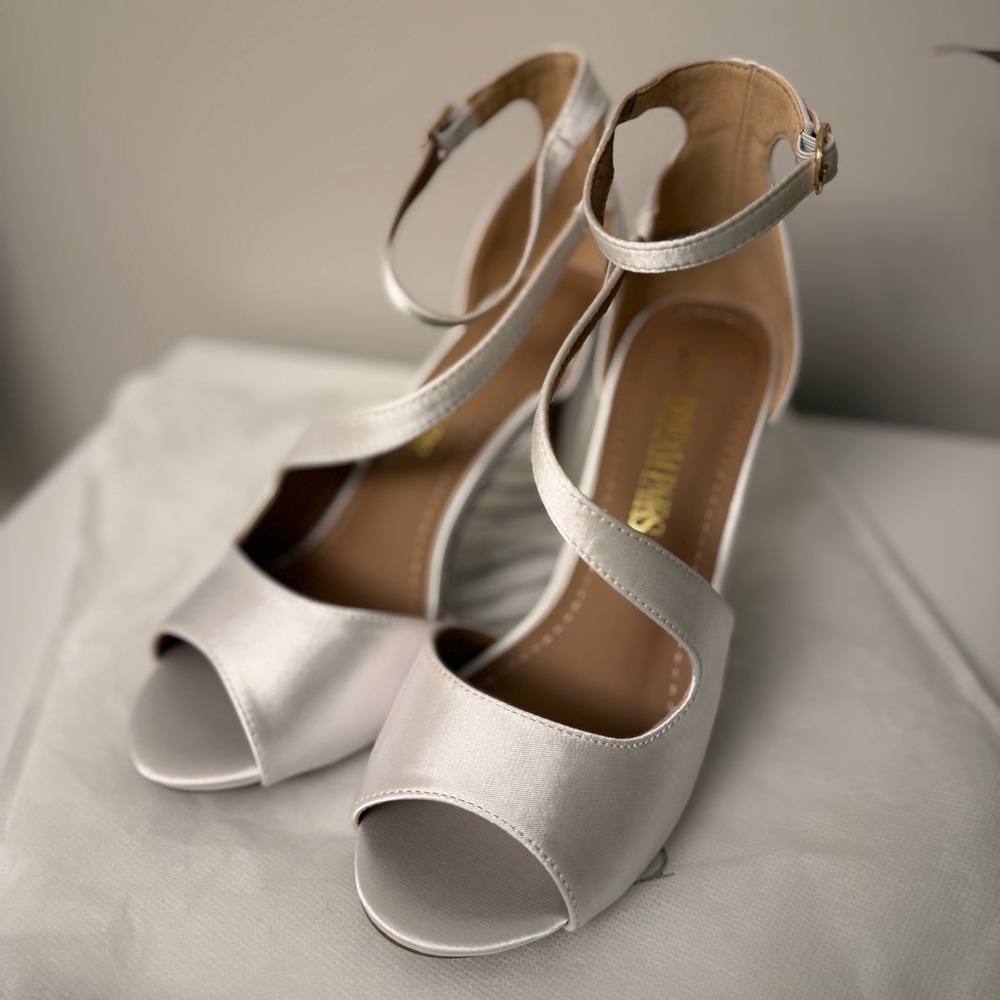 Dream Pairs White Satin Peep Toe Ankle Strap Heels - Size 5.5 - Picture 3 of 12